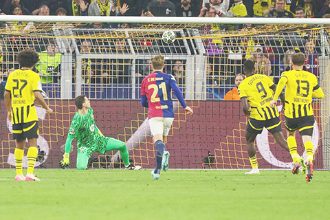 ◎四月十五日,吉拉斯(右二)連中三元。(新華社發)