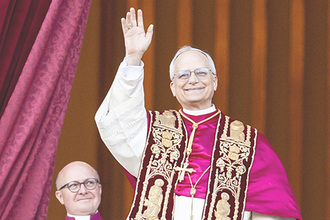◎ 來自美國的樞機主教羅伯特.普雷沃斯特五月八日在羅馬教皇選舉中當選第二百六十七任天主教羅馬教皇,稱為利奧十四世。圖為當日,在梵蒂岡城,來自美國的樞機主教羅伯特.普雷沃斯特(右)當選新一任天主教羅馬教皇后向民眾致意。(新華社記者李京 攝)
