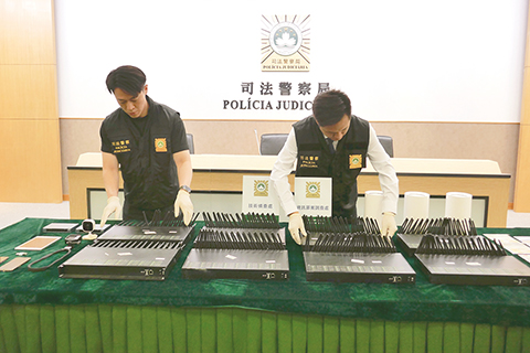 ◎ 檢獲用作轉接詐騙的GoIP設備。