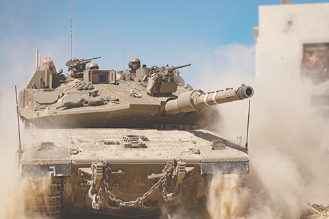 ◎ 以色列國防軍五月十六日晚發表聲明說,以軍在過去二十四小時內已開始在加沙地帶多處區域展開大規模空襲並調動地面部隊,以實現對關鍵作戰區域的控制,為進一步擴大軍事行動做準備。圖為當日發佈的照片顯示,以軍部隊在加沙地帶展開軍事行動。(新華社發以色列國防軍供圖)