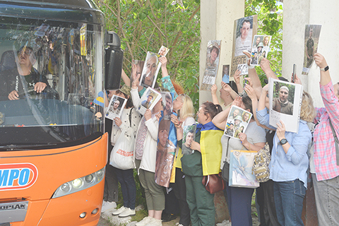 ◎ 烏克蘭總統澤連斯基五月二十三日在社交媒體發文說,烏克蘭和俄羅斯當天進行了「千人」換俘計劃第一階段的人員交換,共有三百九十名烏方人員獲釋回國。俄烏兩國十六日在伊斯坦布爾重啟關於和平解決俄烏衝突的直接談判,雙方達成千名戰俘交換協議。圖為二十三日,被釋放的烏方人員乘坐大巴返回烏克蘭境內。(新華社發彼得.德魯克 攝)