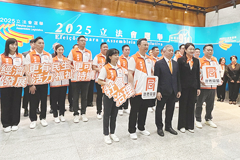 ◎ 「澳粵同盟」到立法會選管會提交新一屆(第八屆)立法會直選的十四名參選人名單和政綱。