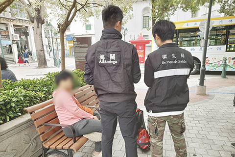 ◎ 衛生局聯同海關查處一宗涉嫌非法進口捲煙案件。
