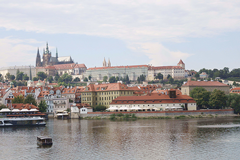 橋上拍聖維特大教堂一帶景色