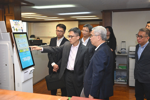 ◎ 黃少澤司長視察登記及公證前線部門。