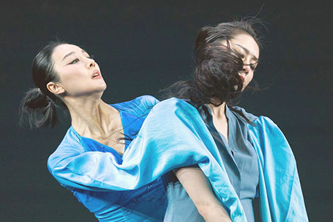 ◎ 十月二十五日晚,北京舞蹈學院青年舞團演員在新市古鎮專場演出中表演《女人與海》。(新華社發 蘭紅光 攝)