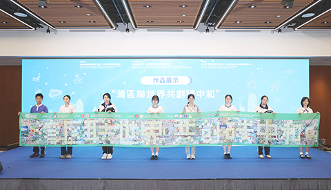 ◎ 十月二十九日,「美麗中國,零碳行動」二0二五年聯合國中國青少年環境大會在香港舉辦。圖為參與活動的學生進行「灣區聯世界共創碳中和」作品展示。(主辦方供圖)