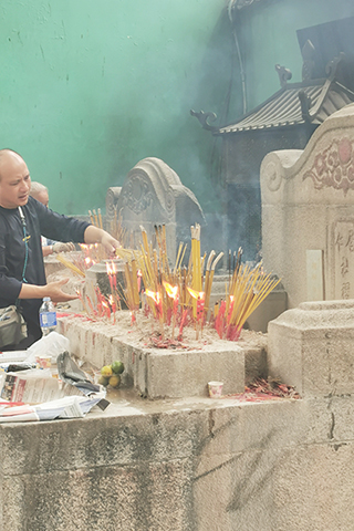 ◎ 按規定燒祭品香燭。