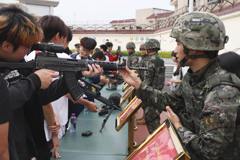 ◎ 逾百名澳門中學生走進軍營淬鍊成長。