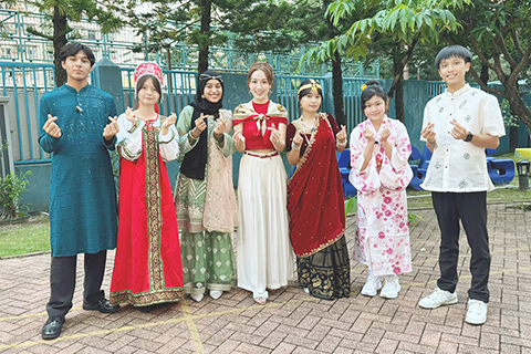 ◎ 主持人瑪姬化身「校園導遊」。