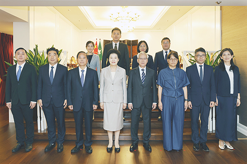 ◎ 行政長官岑浩輝與全國政協副主席咸輝一行合影。