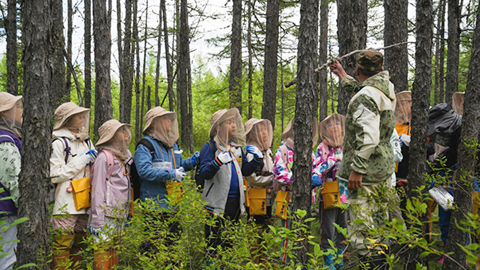 8月9日,孩子們在汗馬國家級自然保護區研學。(鮑文翔 攝)