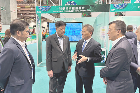 ◎ 科技基金鄭冠偉委員向嘉賓介紹澳門科技發展情況 。