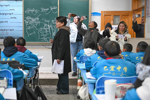 林芝市巴宜區中學(簡稱巴宜中學)學生們在上藏文課。(中新社記者 貢嘎來松 攝)