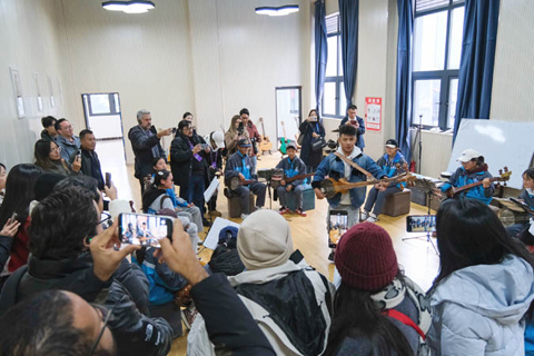 媒體從業員觀看師生們演奏藏族扎念琴。(中新社記者 江飛波 攝)