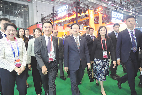 ◎ 十一月五日,第八屆中國國際進口博覽會在國家會展中心(上海)開幕。香港特別行政區行政長官李家超率領代表團參觀香港企業和機構展台。今年有超過三百五十家香港企業參展,覆蓋不同行業,參展企業總數創下歷屆進博會新高。圖為李家超率領代表團參觀香港企業展台。(中新社記者 張亨偉 攝)