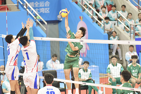 ◎ 澳門體育代表團全運會男排U18首戰力拼曾取得勝局,澳門男排U18隊長林俊翹施展扣殺。