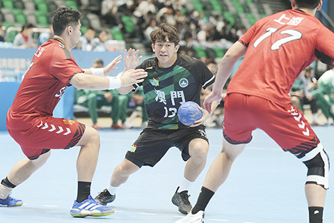 ◎ 澳門手球隊李沅樺(LEI UN WA)嘗試突破。