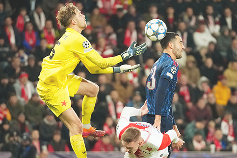 ◎ 十一月四日,在捷克共和國布拉格舉行的布拉格斯拉維亞隊和阿仙奴隊之間的歐冠首階段足球比賽中,阿仙奴隊的米克爾.美連奴(右)打進了球隊的第三個進球。(美聯社/彼得.大衛.約瑟克)