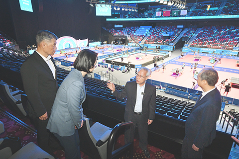 ◎ 行政長官岑浩輝視察設於銀河綜藝館內的乒乓球項目比賽場地。