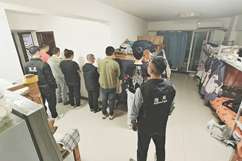 ◎ 本澳海關截獲一名內地男子向途人兜售假酒,繼而在男子住所調查期間揭發非法旅館。