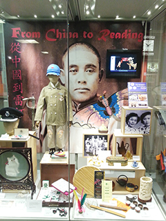 雷丁市博物館內展出的雜誌《從中國到雷丁》與英國早期華人移民使用過的老物件。(受訪者 供圖)