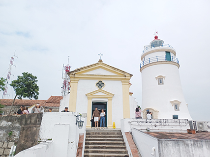 松山燈塔與聖母雪地殿教堂