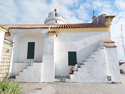 聖母雪地殿教堂的背後