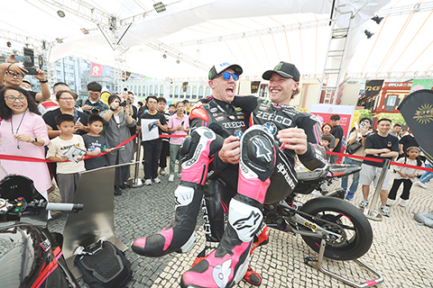 ◎ 車手樂在其中。