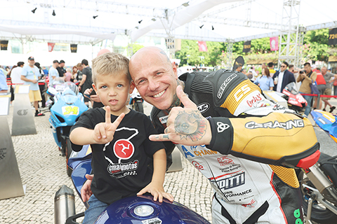 ◎ 車手與市民互動。