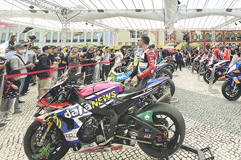 ◎ 戰車吸引車迷參觀拍照。