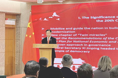 ◎ 十一月十二日,中國外交部駐香港特別行政區特派員公署(簡稱「外交部駐港公署」)舉辦中國共產黨二十屆四中全會精神專題宣介會。圖為外交部駐港公署特派員崔建春在會上作宣介。(中新社記者戴小橦 攝)