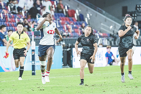 ◎ 十一月十二日,第十五屆全國運動會(十五運會)七人制橄欖球賽事在香港啟德體育園主場館開賽。在首日進行的女子小組循環賽中,四川隊以十九比十二勝香港隊。圖為香港隊選手苗頌雅(Julia Oyana,白衣)在比賽中持球突破。(中新社記者侯宇 攝)