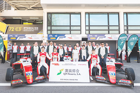 ◎ 澳娛綜合德利車隊三名車手與車迷互動。