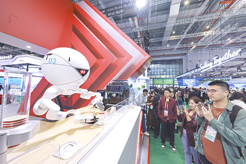 11月8日,第八屆進博會服務貿易展區內,機器人製作咖啡。(中新社記者 賈天勇 攝)