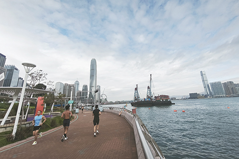 ◎ 全運會鐵人三項比賽將於十一月十五日及十六日在中環海濱及維港舉行。三項鐵人賽首先在灣仔海面進行游泳項目,之後由中環摩天輪踏單車至灣仔金紫荊廣場,其後在中環海濱空間轉換跑步到中環海濱活動空間。圖為中環海濱活動空間。(香港中通社)