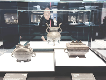 左為上海博物館藏昆山縣學銅簋;右為大英博物館藏昆山縣學銅簠。(中新社記者 康玉湛 攝)