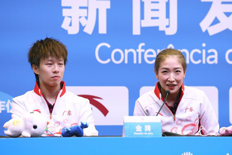 ◎ 十一月十五日,獲得冠軍的廣東隊組合林高遠(左)/劉詩雯在賽後新聞發佈會上接受採訪。十一月十四日,在澳門進行的第十五屆全國運動會乒乓球混合雙打金牌賽中,廣東隊組合林高遠/劉詩雯四比二戰勝江蘇隊組合陳垣宇/蒯曼,奪得冠軍。(新華社記者梁旭 攝)
