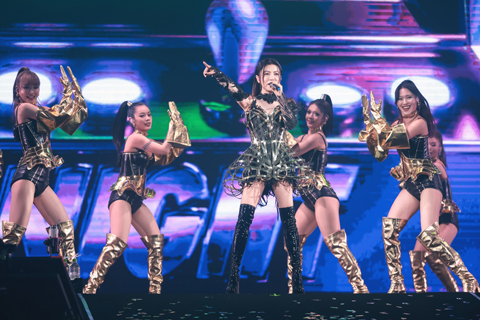 ◎ 丁噹獻唱《夜遊》、《夜貓》、《都是月老惹的禍》等嗨歌盡情舞動。