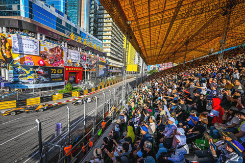 ◎ 第七十二屆澳門格蘭披治大賽車最後一天賽事,競爭激烈,精彩紛呈。