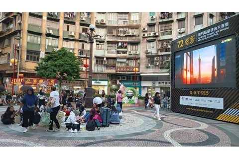 ◎ 三盞燈圓形地設大屏幕直播賽車。