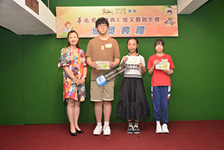 本報執行董事趙鳳韶(左一)頒獎予第三季度寫作組優異獎得主