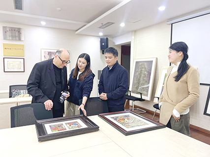 圖茲松(左一)與重慶綦江農民版畫藝術家交流。(中新社記者 鍾旖 攝)