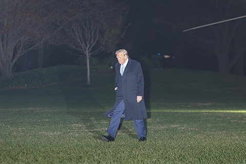 ◎ 十一月十六日,在美國首都華盛頓,美國總統特朗普返回白宮。美國海軍當日發表聲明說,美國最大航母「傑拉爾德·R·福特」號所率航母打擊群已進入加勒比海。美國總統特朗普同一天稱,他可能會和委內瑞拉總統馬杜羅進行一些磋商。(新華社記者 胡友松 攝)