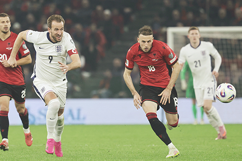 ◎ 英格蘭的哈利·卡尼(左二)與阿爾巴尼亞的阿爾迪安·伊斯馬伊利在十一月十六日於阿爾巴尼亞地拉那舉行的二0二六世界盃K組資格賽中爭搶。(美聯社/弗拉索夫·蘇拉伊)