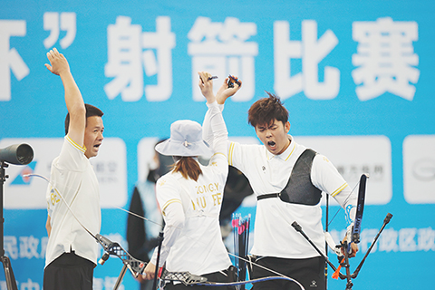 ◎ 十一月十八日,在深圳市體育中心體育場舉行的第十五屆全國運動會射箭項目反曲弓混合團體決賽中,湖北隊戰勝上海隊,獲得冠軍。圖為湖北隊在比賽前鼓勁加油。(中新社記者 韓海丹 攝)