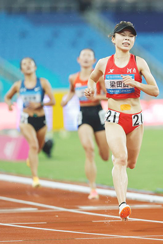 ◎ 十一月十八日,河南隊選手梁田田(右)在比賽中衝刺。她奪得冠軍。全國運動會田徑項目女子五千米決賽在廣州舉行。(新華社記者 黃偉 攝)