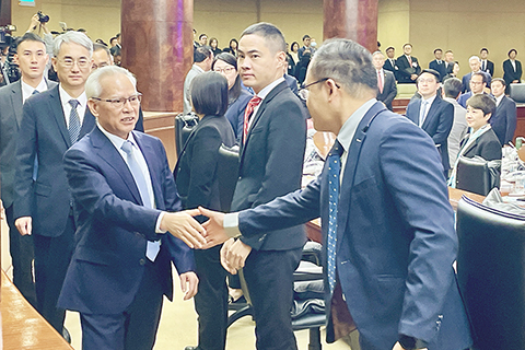 ◎ 岑浩輝到場時受到歡迎。