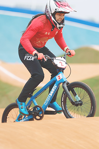 ◎ 十一月十九日,在廣東深圳舉行的全國運動會競速小輪車項目女子競速賽決賽中,廣東隊廖婉儀奪得金牌。圖為廖婉儀在比賽中。(中新社記者韓海丹 攝)