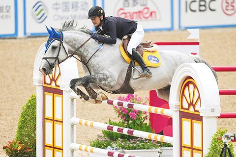◎ 十一月十九日,全國運動會馬術場地障礙個人賽決賽在廣東深圳進行。廣西隊木拉得力獲得金牌。圖為木拉得力與馬匹輕七尺在比賽中。(中新社記者趙文宇 攝)